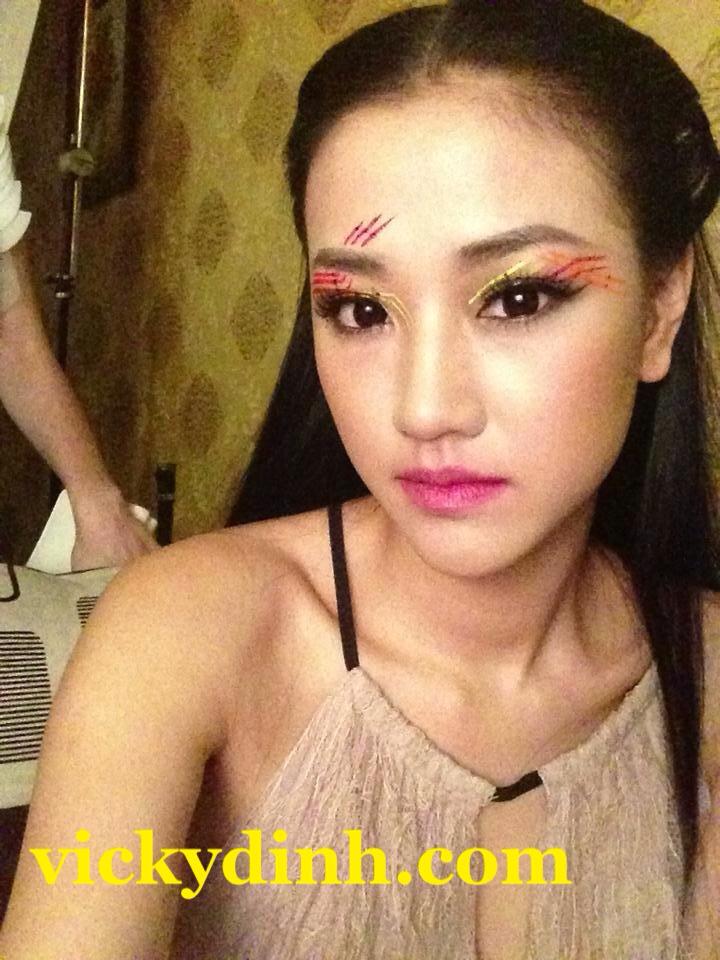 người đẹp và kính áp tròng 