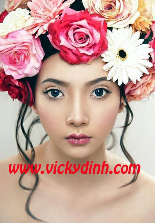 người đẹp và kính áp tròng 