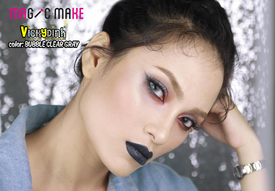 người đẹp và kính áp tròng