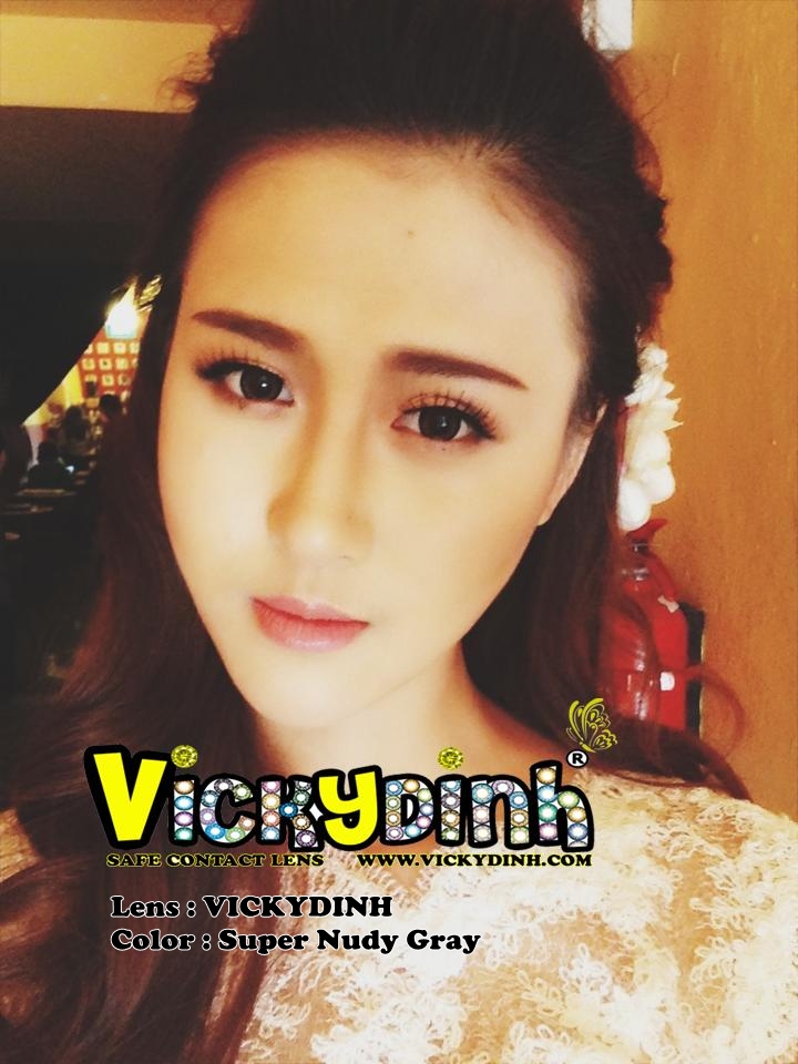 người đẹp và kính áp tròng 