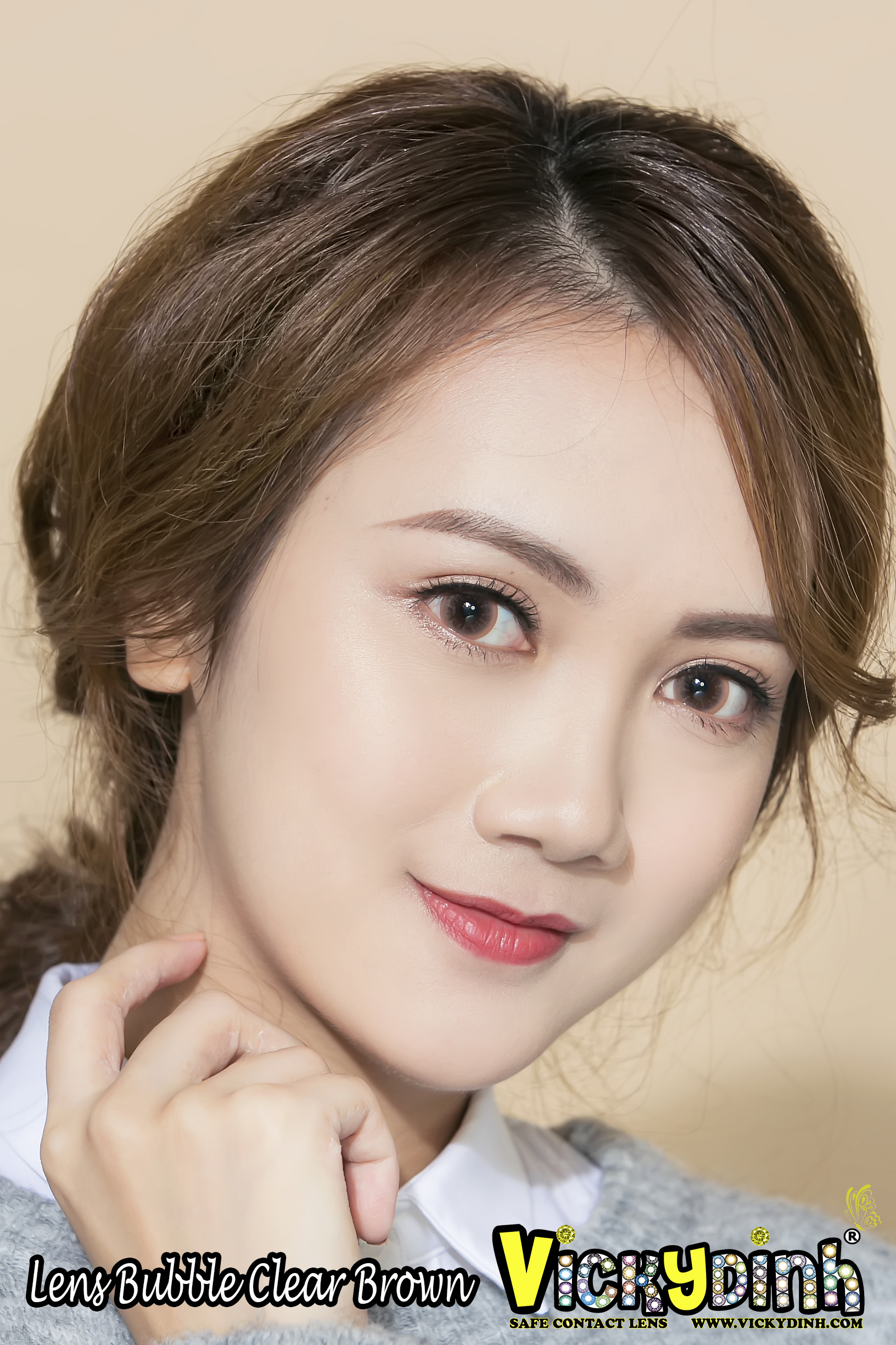người đẹp và kính áp tròng