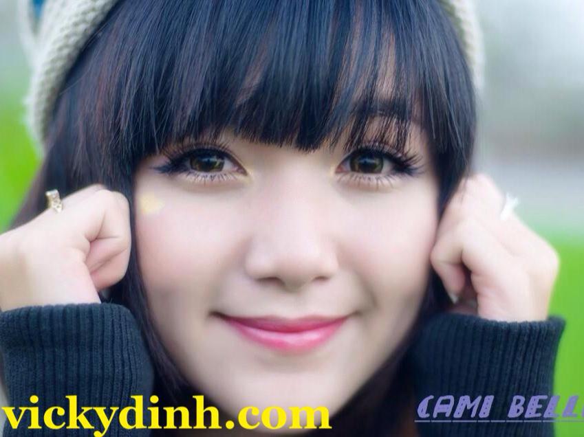 người đẹp và kính áp tròng 