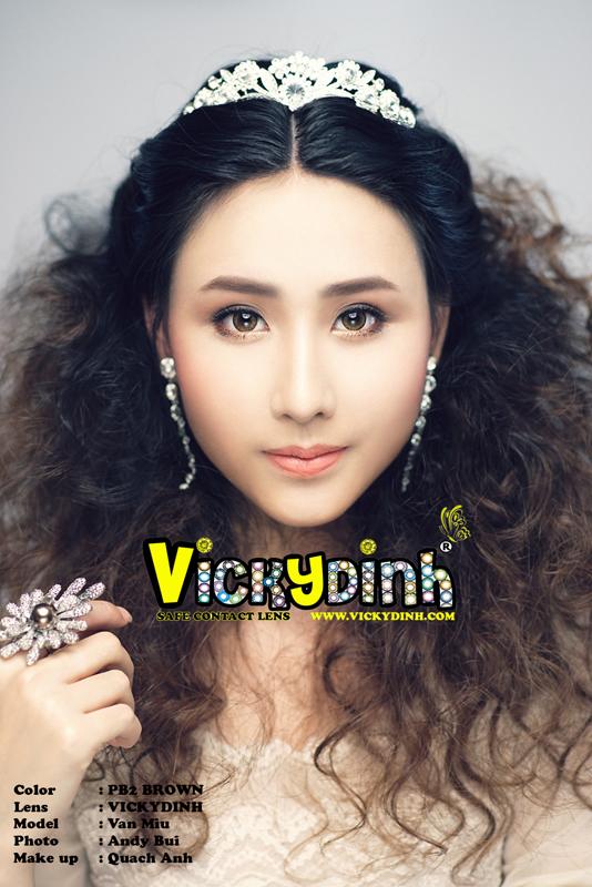 người đẹp và kính áp tròng 