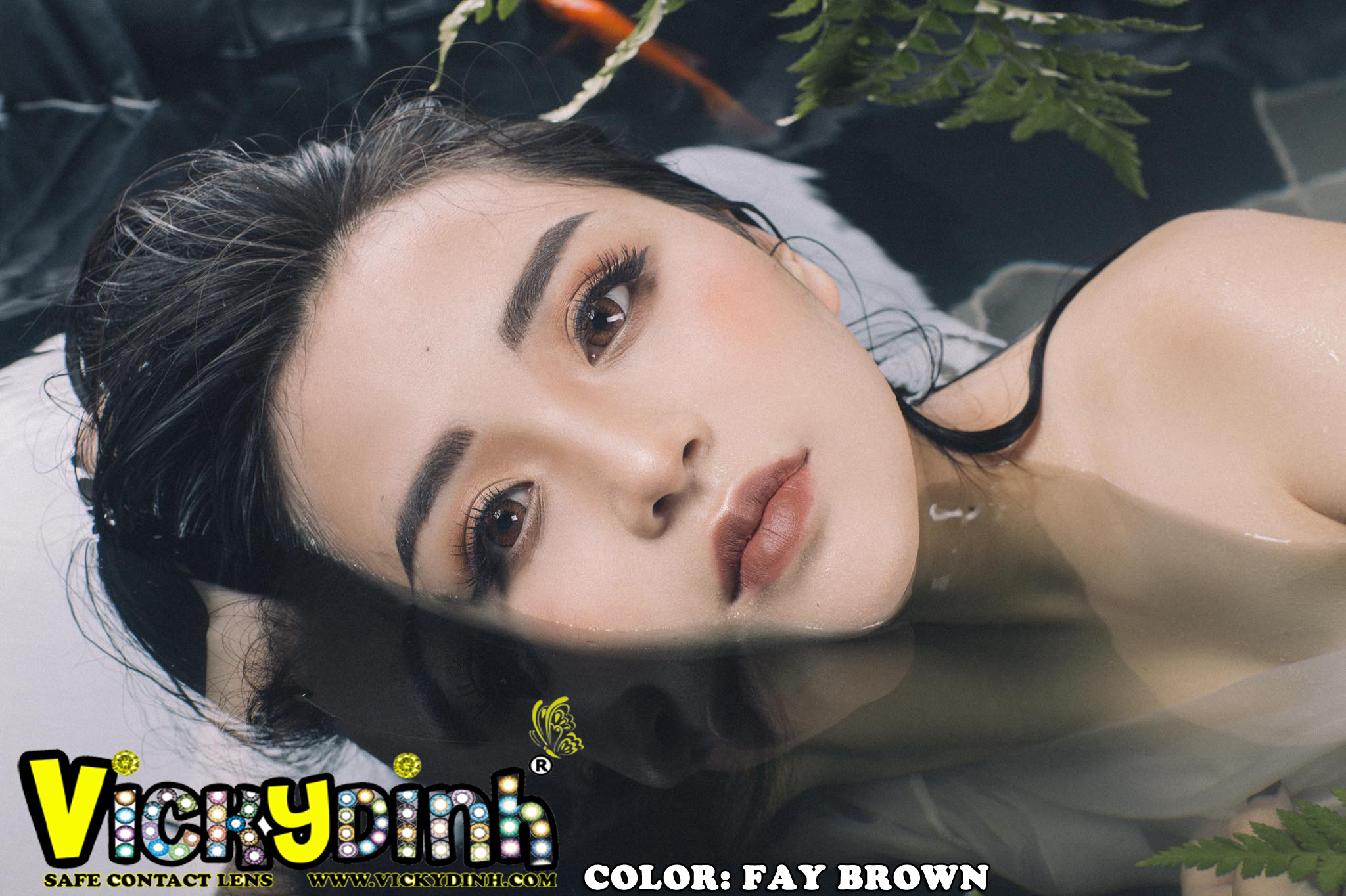 người đẹp và kính áp tròng