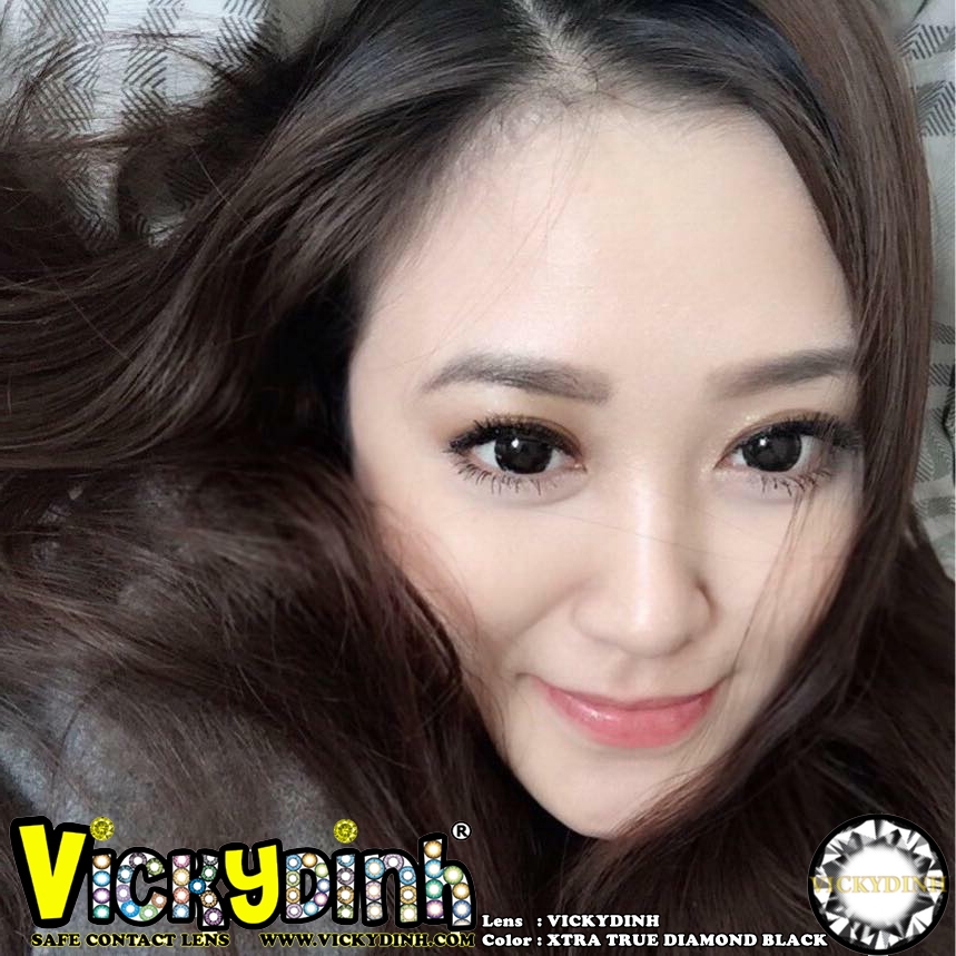 người đẹp và kính áp tròng 