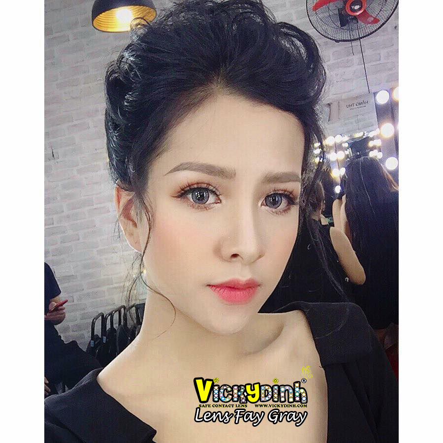 người đẹp và kính áp tròng